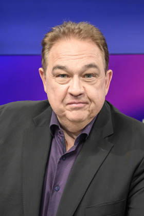 v.l. Oliver Kalkofe (Comedian und Schauspieler), GER, Berlin, Studio, zu Gast bei Maischberger, politische Talkshow, TV, Format, mit Moderatorin Sandra Maischberger, Das Erste, aus Adlershof Am Studio 20, 26.08.2026, Copyright: HMBxMedia UwexKoch