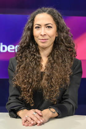 v.l. Anna Schneider (Die Welt), GER, Berlin, Studio, zu Gast bei Maischberger, politische Talkshow, TV, Format, mit Moderatorin Sandra Maischberger, Das Erste, aus Adlershof Am Studio 20, 26.08.2026, Copyright: HMBxMedia UwexKoch
