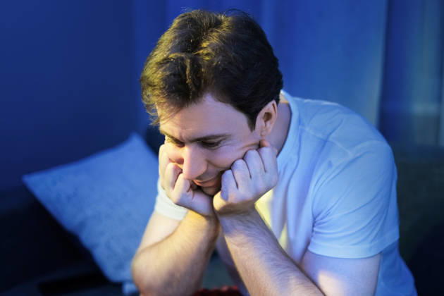 Ein trauriger, niedergeschlagener und besorgter Mann, der nachts unter Schlaflosigkeit leidet. Ein müder und einsamer Mensch, der gestresst vor einem leuchtenden Bildschirm sitzt. Sad, depressed, and worried man suffering from insomnia at night. Tired and lonely person sitting stressed in front of a glowing screen. High quality photo (License=RF) ,model released, Symbolfoto Copyright: xZoonar.com KyryloxSyvunx 25469537 ,model released, Symbolfoto ,property released
