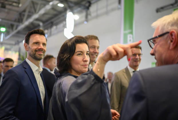 Dorothee Bär (CSU, Bundesministerin für Forschung, Technologie und Raumfahrt) beim Presserundgang dahinter Felix Falk (Geschäftsführer des Game-Verbandes). Politische Eröffnung der gamescom, am 26.08.2026 gamescom vom 26.08. - 30.08.2026 in Köln Deutschland. Messe