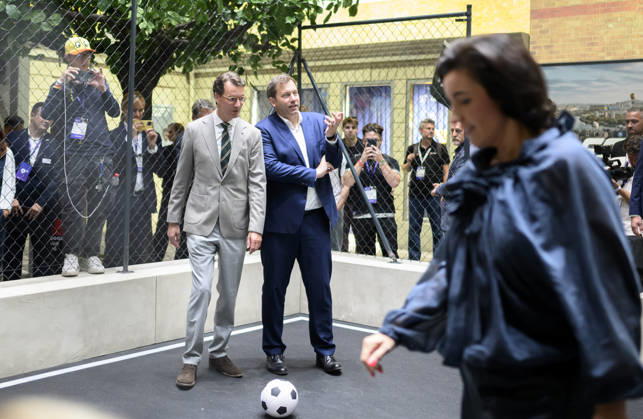 (l-r) Hendrik Wüst (CDU, Ministerpräsident des Landes Nordrhein-Westfalen), Lars Klingbeil (SPD, Vizekanzler und Bundesminister der Finanzen) im Gespräch, vorne Dorothee Bär (CSU, Bundesministerin für Forschung, Technologie und Raumfahrt), EA Sports (FC27), Presserundgang. Politische Eröffnung der gamescom, am 26.08.2026 gamescom vom 26.08. - 30.08.2026 in Köln Deutschland. Messe
