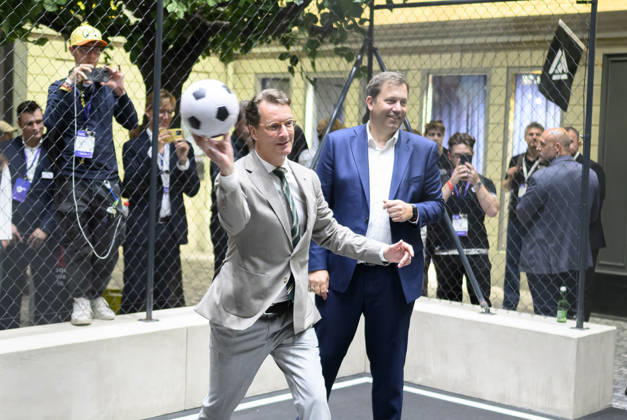 Hendrik Wüst (CDU, Ministerpräsident des Landes Nordrhein-Westfalen) wirft einen Ball, daneben Lars Klingbeil (SPD, Vizekanzler und Bundesminister der Finanzen) bei EA Sports (FC27), Presserundgang. Politische Eröffnung der gamescom, am 26.08.2026 gamescom vom 26.08. - 30.08.2026 in Köln Deutschland. Messe
