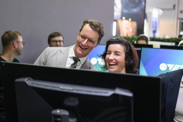 Hendrik Wüst (CDU, Ministerpräsident des Landes Nordrhein-Westfalen) und Dorothee Bär (CSU, Bundesministerin für Forschung, Technologie und Raumfahrt) spielen an einem Computer FC27 von EA Sports, Presserundgang. Politische Eröffnung der gamescom, am 26.08.2026 gamescom vom 26.08. - 30.08.2026 in Köln Deutschland. Messe