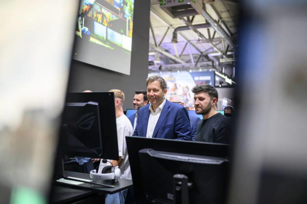 Lars Klingbeil (SPD, Vizekanzler und Bundesminister der Finanzen) spielt an einem Computer FC27 von EA Sports, Presserundgang. Politische Eröffnung der gamescom, am 26.08.2026 gamescom vom 26.08. - 30.08.2026 in Köln Deutschland. Messe