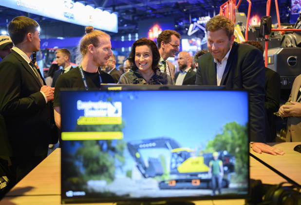 Dorothee Bär (CSU, Bundesministerin für Forschung, Technologie und Raumfahrt) und Lars Klingbeil (SPD, Vizekanzler und Bundesminister der Finanzen) beim Bau simulator evolution, hinten Hendrik Wüst (CDU, Ministerpräsident des Landes Nordrhein-Westfalen), Presserundgang. Politische Eröffnung der gamescom, am 26.08.2026 gamescom vom 26.08. - 30.08.2026 in Köln Deutschland. Messe