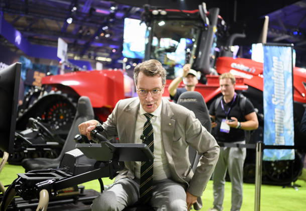 Hendrik Wüst (CDU, Ministerpräsident des Landes Nordrhein-Westfalen) sitzt auf einem Gamingstuhl, Landwirtschafts simulator, Presserundgang. Politische Eröffnung der gamescom, am 26.08.2026 gamescom vom 26.08. - 30.08.2026 in Köln Deutschland. Messe