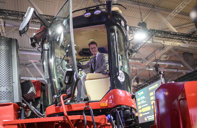 Hendrik Wüst (CDU, Ministerpräsident des Landes Nordrhein-Westfalen) sitzt in einem Case IH Quadtrac Traktor, Presserundgang. Politische Eröffnung der gamescom, am 26.08.2026 gamescom vom 26.08. - 30.08.2026 in Köln Deutschland. Messe