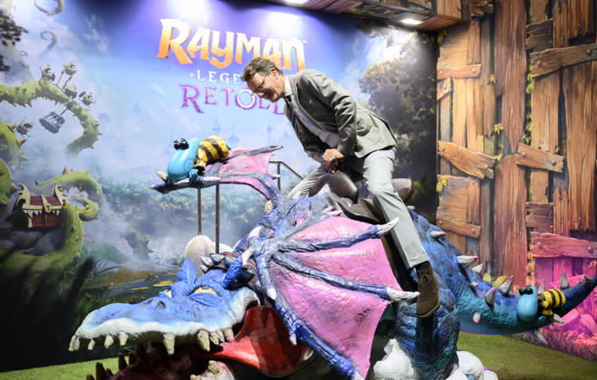 Hendrik Wüst (CDU, Ministerpräsident des Landes Nordrhein-Westfalen) steigt auf einem Drachen aus Rayman Legends Retold, Presserundgang. Politische Eröffnung der gamescom, am 26.08.2026 gamescom vom 26.08. - 30.08.2026 in Köln Deutschland. Messe