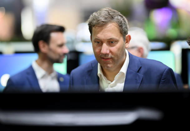 Lars Klingbeil (SPD, Vizekanzler und Bundesminister der Finanzen) spielt an einem Computer FC27 von EA Sports, Presserundgang. Politische Eröffnung der gamescom, am 26.08.2026 gamescom vom 26.08. - 30.08.2026 in Köln Deutschland. Messe