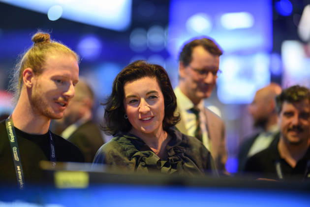Dorothee Bär (CSU, Bundesministerin für Forschung, Technologie und Raumfahrt), hinten Hendrik Wüst (CDU, Ministerpräsident des Landes Nordrhein-Westfalen), Presserundgang. Politische Eröffnung der gamescom, am 26.08.2026 gamescom vom 26.08. - 30.08.2026 in Köln Deutschland. Messe