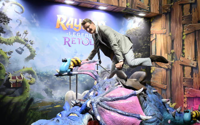 Hendrik Wüst (CDU, Ministerpräsident des Landes Nordrhein-Westfalen) steigt auf einem Drachen aus Rayman Legends Retold, Presserundgang. Politische Eröffnung der gamescom, am 26.08.2026 gamescom vom 26.08. - 30.08.2026 in Köln Deutschland. Messe