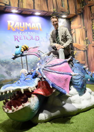 Hendrik Wüst (CDU, Ministerpräsident des Landes Nordrhein-Westfalen) sitzt auf einem Drachen aus Rayman Legends Retold, Presserundgang. Politische Eröffnung der gamescom, am 26.08.2026 gamescom vom 26.08. - 30.08.2026 in Köln Deutschland. Messe