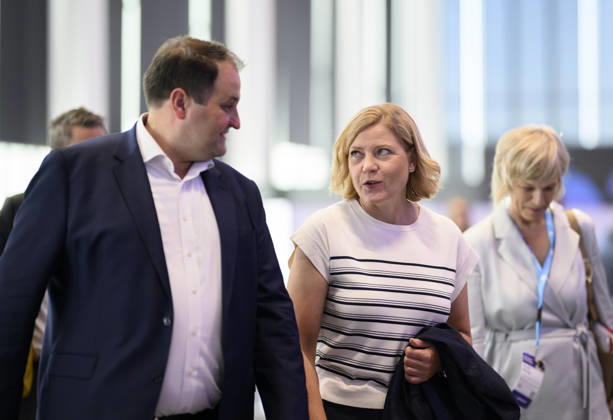Henna Virkkunen (Finland, National Coalition Party, Exekutiv-Vizepräsidentin der Europäischen Kommission für technologische Souveränität, Sicherheit und Demokratie) mit Nathanael Liminski (CDU, Chef der Staatskanzlei, NRW Minister). Politische Eröffnung der gamescom, am 26.08.2026 gamescom vom 26.08. - 30.08.2026 in Köln Deutschland. Messe
