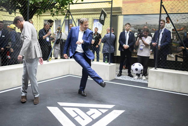 (l-r) Hendrik Wüst (CDU, Ministerpräsident des Landes Nordrhein-Westfalen) und Lars Klingbeil (SPD, Vizekanzler und Bundesminister der Finanzen) spielen Fussball bei EA Sports (FC27) beim Presserundgang. Politische Eröffnung der gamescom, am 26.08.2026 gamescom vom 26.08. - 30.08.2026 in Köln Deutschland. Messe