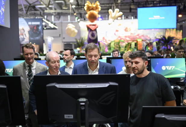 Lars Klingbeil (SPD, Vizekanzler und Bundesminister der Finanzen) spielt an einem Computer FC27 von EA Sports, dahinter Hendrik Wüst (CDU, Ministerpräsident des Landes Nordrhein-Westfalen), Presserundgang. Politische Eröffnung der gamescom, am 26.08.2026 gamescom vom 26.08. - 30.08.2026 in Köln Deutschland. Messe