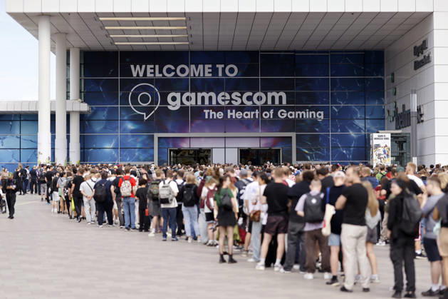 Das Logo der Gamescom vor einem der Eingänge zur der weltgrößten Computerspielmesse Gamescom 2026 in der KoelnMesse. Fachbesucher stehen in langen Schlangen vor dem Eingang zur Messe und warten auf Einlass. (Themenbild, Symbolbild) Köln, 26.08.2026 NRW Deutschland Copyright: xChristophxHardtx