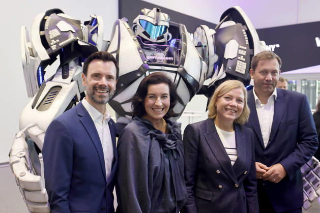 Manager Felix Falk, Geschäftsführer des Game-Verbandes, der Interessenvertretung der Videospiel-Industrie in Deutschland, Bundesforschungsministerin Dorothee Bär (CSU), Politikerin Henna Virkkunen (Kok.) und Bundesfinanzminister Lars Klingbeil (SPD) auf der weltgrößten Computerspielmesse Gamescom 2026 in der KoelnMesse. Klingbeil war zuletzt mit Plänen für eine Zuckersteuer angeeckt. (Themenbild, Symbolbild) Köln, 26.08.2026 NRW Deutschland Copyright: xChristophxHardtx