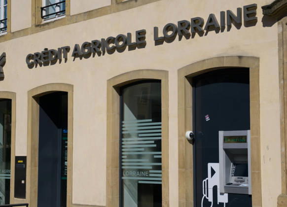 METZ, FRANKREICH ? 13. AUGUST 2026 ? Fassade des Bankgebäudes der Crédit Agricole Lorraine in Metz, Frankreich METZ, FRANCE - AUGUST 13, 2026 - Credit Agricole Lorraine branch showing the bank sign and an ATM on a sunny day (License=RM) Copyright: xZoonar.com ÊrikxLattweinx 25480316