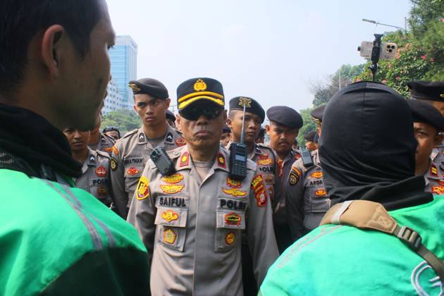Online motorcycle taxi drivers protest outside Indonesian parliament in Jakarta JAKARTA, INDONESIA AUGUST 29, 2026: Online motorcycle taxi drivers gather near the Indonesian House of Representatives (DPR RI) building in Jakarta, Indonesia, on August 29, 2026. Police initially prevented the group from assembling outside the parliament building because authorities had not received prior notification of the demonstration. Following mediation between police and the protesters, the group was permitted to continue the demonstration outside the DPR RI building. Jakarta Indonesia Copyright: x xAhmadxfauzixHerdiansyahx xJNAxPressx