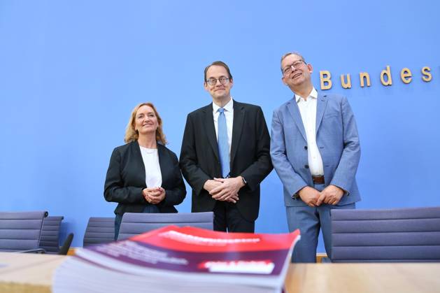 Berlin, Deutschland, 27.08.2026: Bundespressekonferenz: Rechtsgutachten zur Einführung eines bundesweiten Mietendeckels: L-R: Caren Lay, Sprecherin für Mieten-, Bau- und Wohnungspolitik der Fraktion Die Linke im Bundestag, Sören Pellmann, Vorsitzender der Fraktion Die Linke im Bundestag, Thorsten Kingreen, Universität Regensburg Copyright: xdtsxNachrichtenagenturx dts_131367