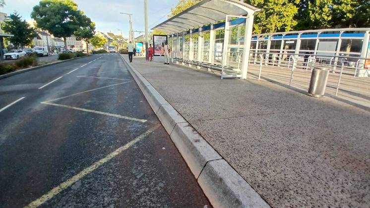 The bus stop where two people were killed after being struck by a car in Caen on Wednesday evening Philippe Thomas, Radio France, Maxppp Philippe Thomas, Radio France, Maxppp, August 27, 2026 The bus stop where two people lost their lives after being struck by a car in Caen on Wednesday evening Caen, France, Aug. 27, 2026 A car deliberately drove into a group of about a dozen pedestrians near the Caen train station in Calvados on Wednesday, August 26, 2026. Two people were killed and nine were injured. A man of Russian origin drove his vehicle into a group of about ten people on Wednesday, August 26, at approximately 10 p.m., in the area near the train station. The alleged perpetrator has been arrested. Local Caption Here: Normandy, Calvad  Copyright: xRadioxFrance MaxpppxPhilippexThomasx RF20260827855 RF20260827_3