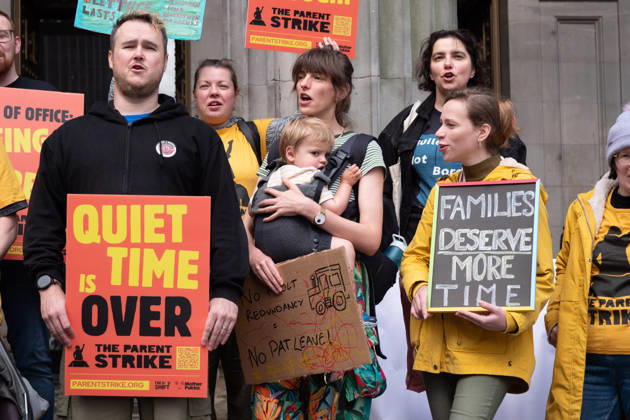 August 27, 2026, Glasgow, Scotland, UK: Campaigners from The Dad Shift, Dads Rock and Fathers Network Scotland gathered in Glasgow as part of what organisers describe as the first-ever parents strike, taking place in cities across the UK. The organisers argue that the UKs current statutory paternity provision is inadequate and are calling for flexible working by default and at least six weeks paternity leave at 90 per cent pay, including for self-employed workers. Glasgow UK - ZUMAs357 20260827_zip_s357_005 Copyright: xCameronxScottx