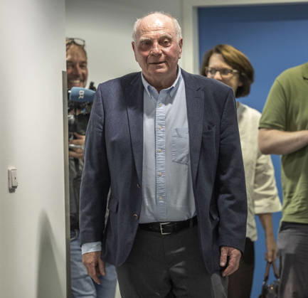 Uli Hoeneß hat einen Nachbarschaftsstreit und muss wegen zwei neu gepflanzter Bäume auf seinem Grund vor Gericht in München Datum: 27.08.2026