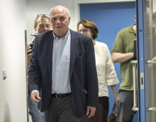 Uli Hoeneß hat einen Nachbarschaftsstreit und muss wegen zwei neu gepflanzter Bäume auf seinem Grund vor Gericht in München Datum: 27.08.2026