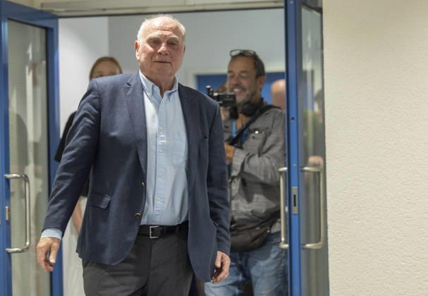 Uli Hoeneß hat einen Nachbarschaftsstreit und muss wegen zwei neu gepflanzter Bäume auf seinem Grund vor Gericht in München Datum: 27.08.2026
