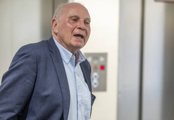 Uli Hoeneß hat einen Nachbarschaftsstreit und muss wegen zwei neu gepflanzter Bäume auf seinem Grund vor Gericht in München Datum: 27.08.2026