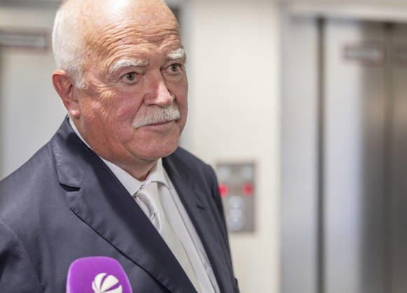 Hoeness Anwalt Peter Gauweiler Uli Hoeneß hat einen Nachbarschaftsstreit und muss wegen zwei neu gepflanzter Bäume auf seinem Grund vor Gericht in München Datum: 27.08.2026