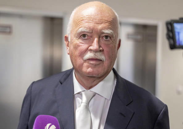 Hoeness Anwalt Peter Gauweiler Uli Hoeneß hat einen Nachbarschaftsstreit und muss wegen zwei neu gepflanzter Bäume auf seinem Grund vor Gericht in München Datum: 27.08.2026