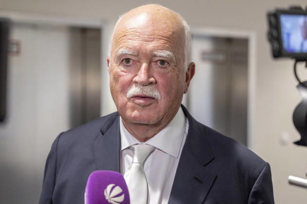 Hoeness Anwalt Peter Gauweiler Uli Hoeneß hat einen Nachbarschaftsstreit und muss wegen zwei neu gepflanzter Bäume auf seinem Grund vor Gericht in München Datum: 27.08.2026