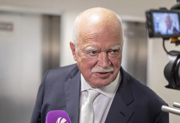 Hoeness Anwalt Peter Gauweiler Uli Hoeneß hat einen Nachbarschaftsstreit und muss wegen zwei neu gepflanzter Bäume auf seinem Grund vor Gericht in München Datum: 27.08.2026