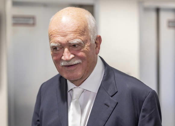 Hoeness Anwalt Peter Gauweiler Uli Hoeneß hat einen Nachbarschaftsstreit und muss wegen zwei neu gepflanzter Bäume auf seinem Grund vor Gericht in München Datum: 27.08.2026