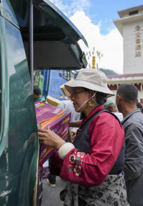 (260827) -- XIGAZE, Aug. 27, 2026 -- People unload instant noodles from a vehicle in Gyirong Town of Gyirong County, Xigaze City, southwest China s Xizang Autonomous Region, Aug. 27, 2026. Six vehicles loaded with relief supplies, including instant noodles, rice, flour, mineral water and other daily necessities, arrived in Gyirong Town on Thursday afternoon. ) (SpotNews) CHINA-XIZANG-XIGAZE-MUDSLIDE-RELIEF SUPPLIES (CN) JigmexDorje