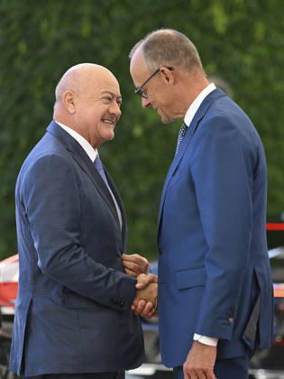 German Chancellor Merz meets leaders of Austria, Denmark and Finland in Berlin BERLIN, GERMANY - AUGUST 27: German Chancellor Friedrich Merz (R) welcomes Austrian Chancellor Christian Stocker (L) at the Chancellery as Merz meets with the leaders of Austria, Denmark and Finland in Berlin, Germany, on August 27, 2026. Halil Sagirkaya Anadolu Berlin Germany. Editorial use only. Please get in touch for any other usage.  Copyright: x2026xAnadoluxHalilxSagirkayax