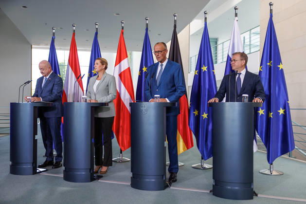 Treffen der Staats- und Regierungschefs der Like-Minded Staaten Treffen der Staats- und Regierungschefs der Like-Minded Staaten Bundeskanzler Christian Stocker (Oesterreich), Ministerpraesident Petteri Orpo (Finnland) und Ministerpraesidentin Mette Frederiksen (Daenemark) im Bundeskanzleramt in Berlin am 27.08.2026. Bundeskanzler Friedrich Merz (CDU) spricht zu den Anwesenden. Berlin Berlin Deutschland Bundeskanzleramt