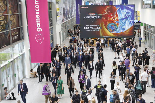 Frank-Walter Steinmeier mit Begleitung auf der weltgrößten Computerspielmesse Gamescom 2026 in der Koelnmesse. Köln, 27.08.2026