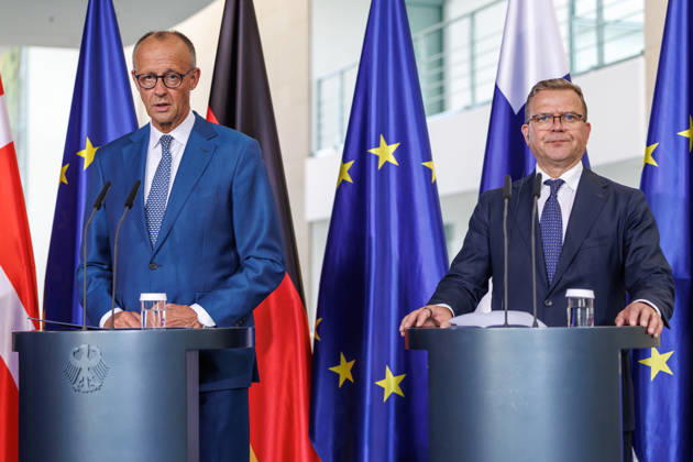 Treffen der Staats- und Regierungschefs der Like-Minded Staaten Treffen der Staats- und Regierungschefs der Like-Minded Staaten Bundeskanzler Christian Stocker (Oesterreich), Ministerpraesident Petteri Orpo (Finnland) und Ministerpraesidentin Mette Frederiksen (Daenemark) im Bundeskanzleramt in Berlin am 27.08.2026. Bundeskanzler Friedrich Merz (CDU) spricht zu den Anwesenden. Berlin Berlin Deutschland Bundeskanzleramt