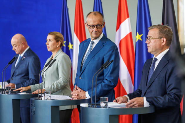 Treffen der Staats- und Regierungschefs der Like-Minded Staaten Treffen der Staats- und Regierungschefs der Like-Minded Staaten Bundeskanzler Christian Stocker (Oesterreich), Ministerpraesident Petteri Orpo (Finnland) und Ministerpraesidentin Mette Frederiksen (Daenemark) im Bundeskanzleramt in Berlin am 27.08.2026. Ministerpraesident Petteri Orpo (Finnland) spricht zu den Anwesenden. Berlin Berlin Deutschland Bundeskanzleramt