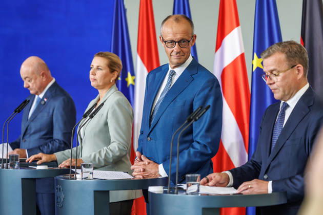 Treffen der Staats- und Regierungschefs der Like-Minded Staaten Treffen der Staats- und Regierungschefs der Like-Minded Staaten Bundeskanzler Christian Stocker (Oesterreich), Ministerpraesident Petteri Orpo (Finnland) und Ministerpraesidentin Mette Frederiksen (Daenemark) im Bundeskanzleramt in Berlin am 27.08.2026. Ministerpraesident Petteri Orpo (Finnland) spricht zu den Anwesenden. Berlin Berlin Deutschland Bundeskanzleramt