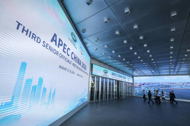 (260827) -- DALIAN, Aug. 27, 2026 -- Participants enter the Dalian International Conference Center, a venue for the Third Senior Officials Meeting of APEC China 2026, in Dalian, northeast China s Liaoning Province, on Aug. 27, 2026. The opening session of the Third Senior Officials Meeting of APEC China 2026 was held in Dalian on Thursday. ) CHINA-LIAONING-DALIAN-APEC-SENIOR OFFICIALS MEETING-OPENING (CN) PanxYulong 