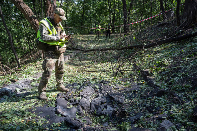 A forensic expert takes pictures of fragments of a Russian drone found on Parkova Doroha Street in the Pecherskyi district after a Russian attack, Kyiv, Ukraine, August 27, 2026. Since the night of August 27, the Russian army has been striking the Ukrainian capital with ballistic missiles and drones. Overnight and daytime attacks and falling debris caused destruction across several districts of Kyiv, damaging residential buildings, cars, gymnasium premises and a medical facility. (Photo by Danylo Antoniuk Ukrinform) Forensic experts examine wreckage of Russian drone in Kyiv  Copyright: xDanyloxAntoniukx
