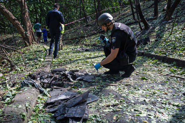 A forensic expert from Ukraine’s National Police takes pictures of fragments of a Russian drone found on Parkova Doroha Street in the Pecherskyi district after a Russian attack, Kyiv, Ukraine, August 27, 2026. Since the night of August 27, the Russian army has been striking the Ukrainian capital with ballistic missiles and drones. Overnight and daytime attacks and falling debris caused destruction across several districts of Kyiv, damaging residential buildings, cars, gymnasium premises and a medical facility. (Photo by Danylo Antoniuk Ukrinform) Forensic experts examine wreckage of Russian drone in Kyiv  Copyright: xDanyloxAntoniukx
