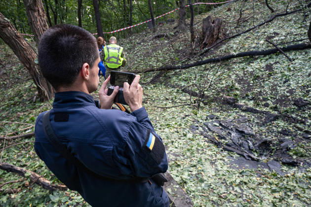 A man takes pictures of fragments of a Russian drone found on Parkova Doroha Street in the Pecherskyi district after a Russian attack, Kyiv, Ukraine, August 27, 2026. Since the night of August 27, the Russian army has been striking the Ukrainian capital with ballistic missiles and drones. Overnight and daytime attacks and falling debris caused destruction across several districts of Kyiv, damaging residential buildings, cars, gymnasium premises and a medical facility. (Photo by Danylo Antoniuk Ukrinform) Forensic experts examine wreckage of Russian drone in Kyiv  Copyright: xDanyloxAntoniukx