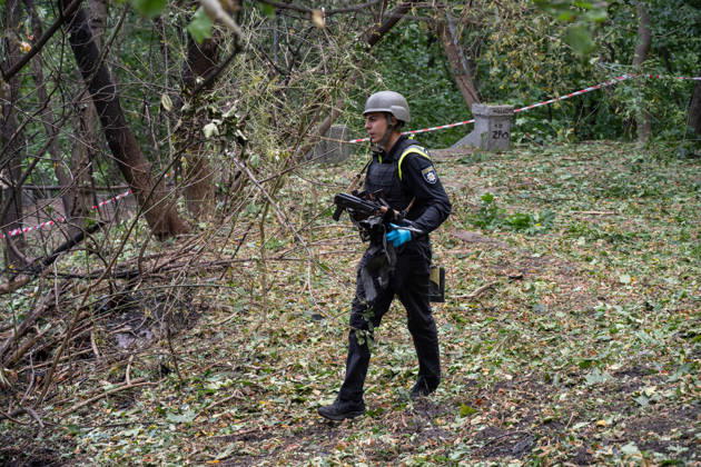 A forensic expert from Ukraine’s National Police carries fragments of a Russian drone found on Parkova Doroha Street in the Pecherskyi district after a Russian attack, Kyiv, Ukraine, August 27, 2026. Since the night of August 27, the Russian army has been striking the Ukrainian capital with ballistic missiles and drones. Overnight and daytime attacks and falling debris caused destruction across several districts of Kyiv, damaging residential buildings, cars, gymnasium premises and a medical facility. (Photo by Danylo Antoniuk Ukrinform) Forensic experts examine wreckage of Russian drone in Kyiv  Copyright: xDanyloxAntoniukx