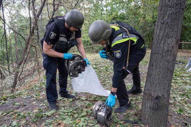 Forensic experts from Ukraine’s National Police pack fragments of a Russian drone found on Parkova Doroha Street in the Pecherskyi district after a Russian attack, Kyiv, Ukraine, August 27, 2026. Since the night of August 27, the Russian army has been striking the Ukrainian capital with ballistic missiles and drones. Overnight and daytime attacks and falling debris caused destruction across several districts of Kyiv, damaging residential buildings, cars, gymnasium premises and a medical facility. (Photo by Danylo Antoniuk Ukrinform) Forensic experts examine wreckage of Russian drone in Kyiv  Copyright: xDanyloxAntoniukx