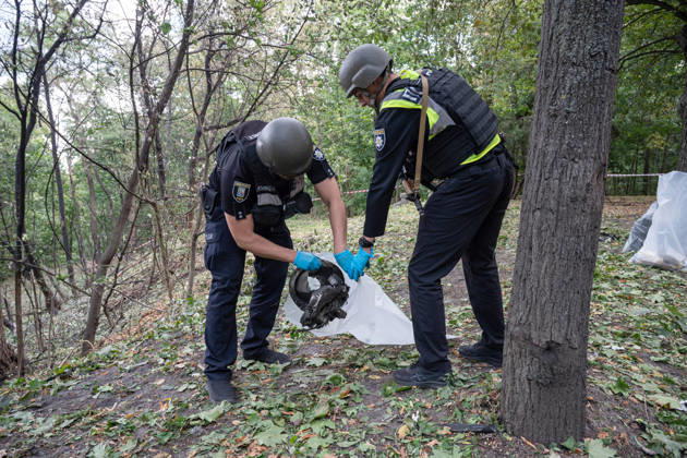 Forensic experts from Ukraine’s National Police pack fragments of a Russian drone found on Parkova Doroha Street in the Pecherskyi district after a Russian attack, Kyiv, Ukraine, August 27, 2026. Since the night of August 27, the Russian army has been striking the Ukrainian capital with ballistic missiles and drones. Overnight and daytime attacks and falling debris caused destruction across several districts of Kyiv, damaging residential buildings, cars, gymnasium premises and a medical facility. (Photo by Danylo Antoniuk Ukrinform) Forensic experts examine wreckage of Russian drone in Kyiv  Copyright: xDanyloxAntoniukx