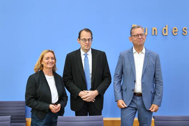 Berlin, Deutschland, 27.08.2026: Bundespressekonferenz: Rechtsgutachten zur Einführung eines bundesweiten Mietendeckels: L-R: Caren Lay, Sprecherin für Mieten-, Bau- und Wohnungspolitik der Fraktion Die Linke im Bundestag, Sören Pellmann, Vorsitzender der Fraktion Die Linke im Bundestag, Thorsten Kingreen, Universität Regensburg Copyright: xdtsxNachrichtenagenturx dts_131436
